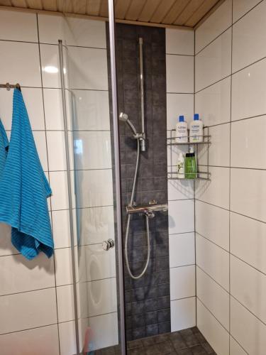 y baño con ducha y puerta de cristal. en Big room with balcony in a shared apartment in the center of Kerava, en Kerava