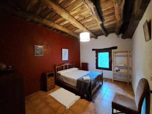 1 dormitorio con 1 cama grande en una habitación en Casa Rural Gaztandizabal en Aia