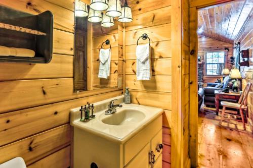 un bagno con lavandino in una cabina di legno di Cozy Tellico Plains Getaway with Deck, Fire Pit a Tellico Plains