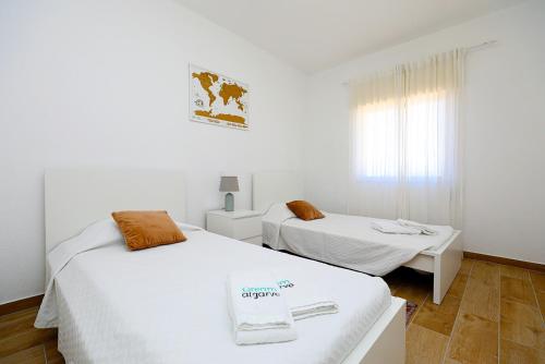 Postel nebo postele na pokoji v ubytování B69 - Village of Luz Apartment
