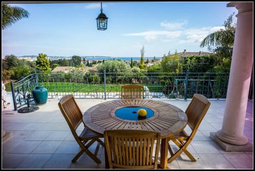 Photo de la galerie de l'établissement Fabulous architect Villa by the beach w/sea view!, à Vallauris