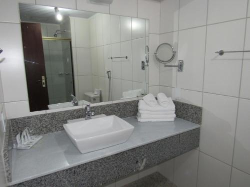 a bathroom with a sink and a mirror at Hotel Nacional Inn Campinas Trevo in Campinas