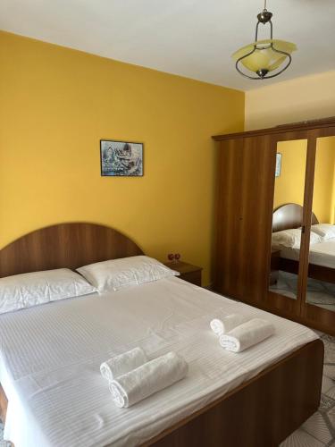 um quarto com uma cama com duas toalhas em Dea Apartment em Berat