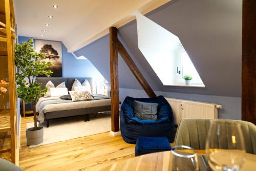 een woonkamer met een bed en een tafel bij EDLER WOHNRAUM Modernes Vorstadtstudio mit Kaffeevollautomat, Garten & Netflix in Zwickau