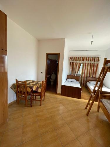 Ένα ή περισσότερα κρεβάτια σε δωμάτιο στο Hotel Bora
