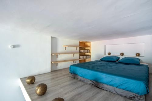 - une chambre avec un lit bleu et du parquet dans l'établissement Cours Estienne D'Orves, à Marseille