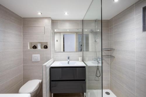 une salle de bain avec un lavabo, des toilettes et une douche dans l'établissement Cours Estienne D'Orves, à Marseille