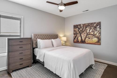 um quarto com uma cama e um quadro na parede em South Asheville Townhome 12 B em Arden