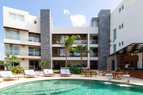 Luxurious Apartments With BBQ Pool Garden Jungle View في أكومال: مسبح امام مبنى