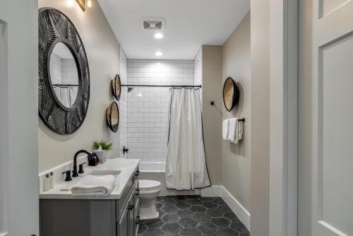 een badkamer met een wastafel, een toilet en een spiegel bij Unbelievable Downtown Condo in Asheville