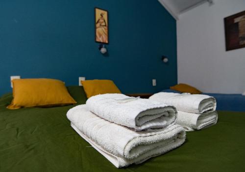 una pila de toallas sentadas encima de una cama en Hosteria Patagonia en El Calafate