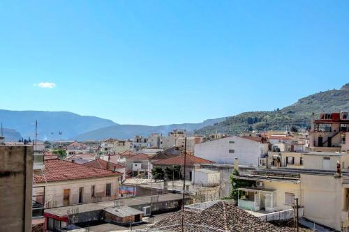 a city with buildings and mountains in the background at Κεντρικό κομψό ήσυχο στούντιο. in Ámfissa