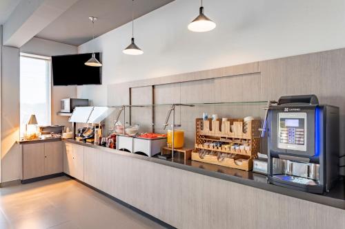 Una cocina de restaurante con un mostrador con comida. en City Express Junior by Marriott Ciudad del Carmen Aeropuerto, en Ciudad del Carmen