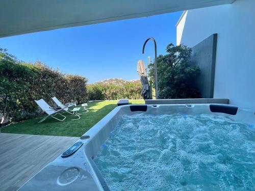 una vasca idromassaggio nel cortile di una casa di Sounio - Waterfront Luxury Spa Villa Pounta Zeza 170 sqm on Private Beach a Sounio