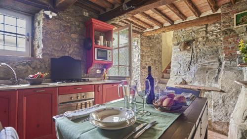 eine Küche mit einem Tisch und einer Obstschale darauf in der Unterkunft La Roccia in Bagni di Lucca