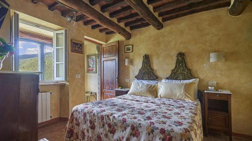 1 dormitorio con cama y ventana en La Roccia, en Bagni di Lucca