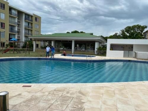 a large swimming pool in front of a building at Apto de 3 habitaciones con ventiladores y parqueadero comunal in Valledupar