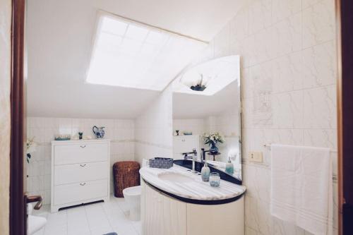 een witte badkamer met een wastafel en een toilet bij La Maison de Monique - Luxury Villa - 8 Beds, Outdoor Fireplace, Golf! in Marco Simone