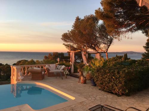 Cette villa dispose d'une piscine et offre une vue sur l'océan. dans l'établissement Clajo 2461, aux Issambres