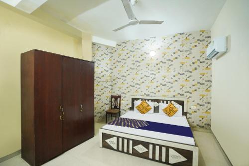 Un ou plusieurs lits dans un hébergement de l'établissement SPOT ON Hotel Shreyansh Palace