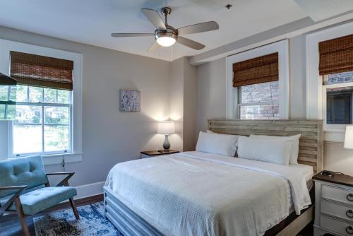 Postel nebo postele na pokoji v ubytování Historic King James 202