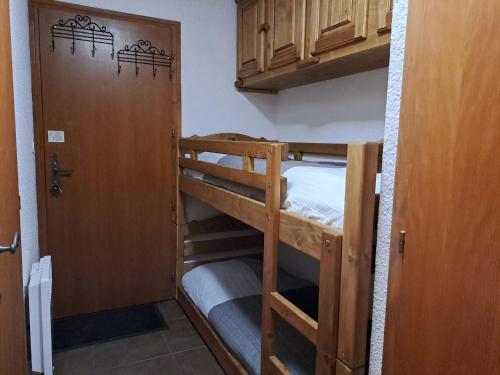 シャテルにあるAppartement Châtel, 2 pièces, 4 personnes - FR-1-200-175の二段ベッド2組が備わる客室です。