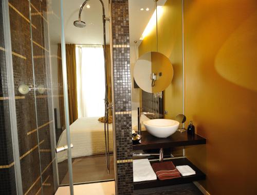 Hotel In - Lounge Room في كاتْساغو دي بيانيغا: حمام مع حوض ودش زجاجي