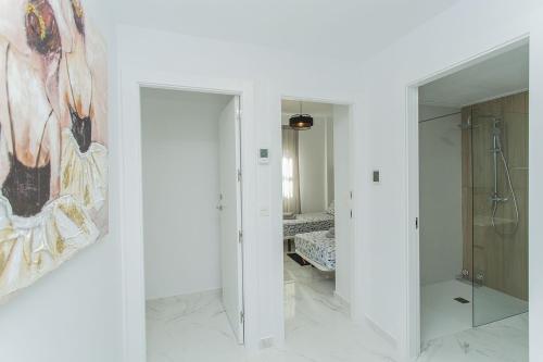 een badkamer met een douche en een schilderij aan de muur bij 246 Home Sweet Memories - Alicante Holiday in Benijófar