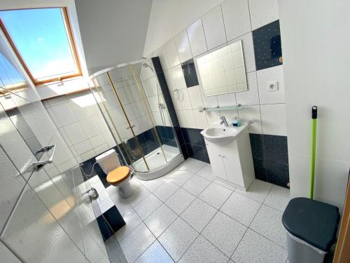 W łazience znajduje się prysznic, toaleta i umywalka. w obiekcie Agroturystyka Barzowice w mieście Darłowo