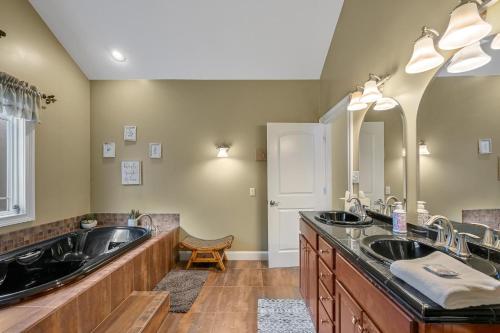 Η κουζίνα ή μικρή κουζίνα στο Luxe Mountain 4BR 4BA Private Home