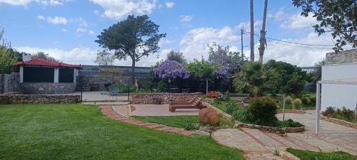 een tuin met een bank in een tuin bij Kalamata Garden Suite in Kalamata