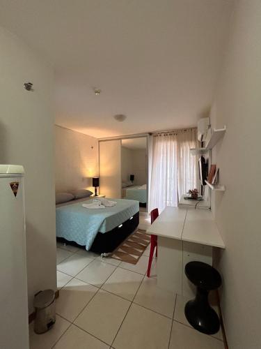 een slaapkamer met een bed en een bureau. bij L336 LB Apartamento aconchegante resort à beira lago in Brasilia