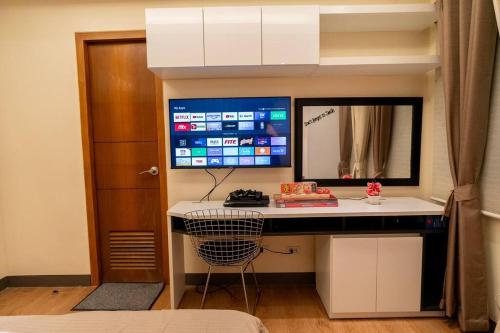 A2J Luxury 1BR Near Venice Mall BGC Free Pool Use