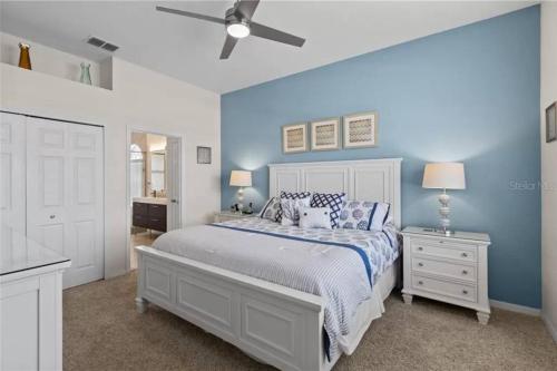 達文波特的住宿－Cozy Retreat with something for everyone，卧室配有白色的床和蓝色的墙壁