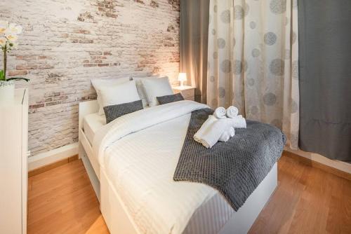ein Schlafzimmer mit 2 Betten und Handtüchern darauf in der Unterkunft L'élégant-Parking privé-10min strasbourg-NBSimmo in Bischheim
