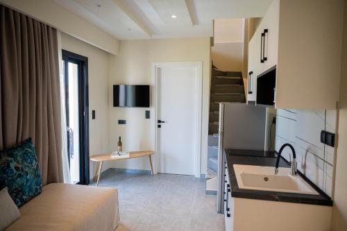 a small apartment with a kitchen and a living room at Fay Suites in Flogita