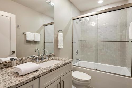 een badkamer met een wastafel, een toilet en een douche bij Comfort, Elegance and Convenience in Asheville
