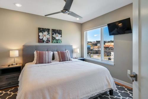 een slaapkamer met een groot bed en een raam bij Comfort, Elegance and Convenience in Asheville