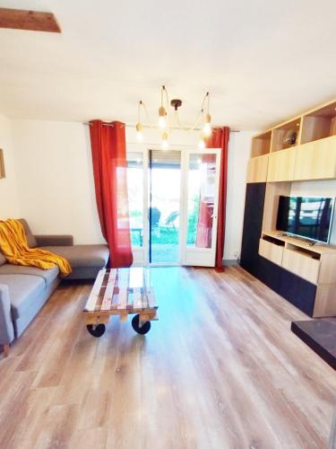 un salon avec un canapé et une table basse dans l'établissement Maison calme à proximité du Lac, à Savines