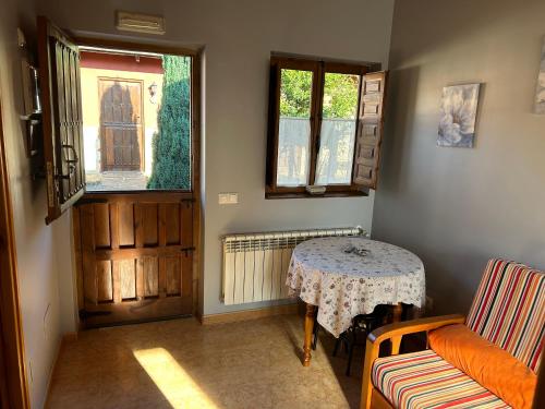 um quarto com uma mesa, uma cadeira e uma janela em Apartamentos El Campal em Felechosa