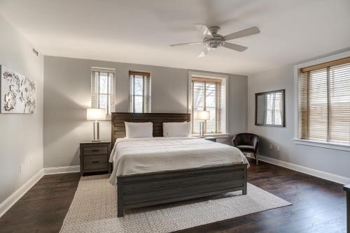 En eller flere senge i et værelse på 8 Village Lane 200