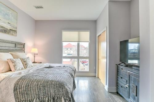 Schlafzimmer mit einem Bett und einem Flachbild-TV in der Unterkunft 45 Asheland Avenue Unit 301 in Asheville