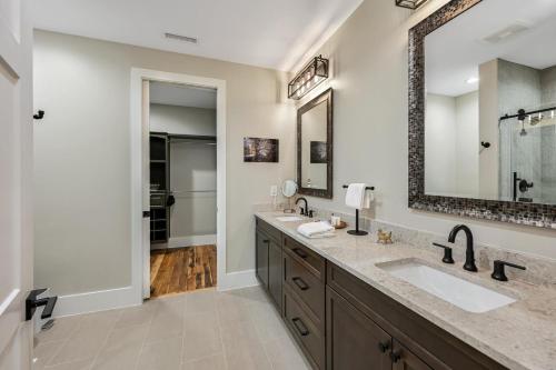 Et badeværelse på Fantastic 2 Bedroom 2 Bath Condo