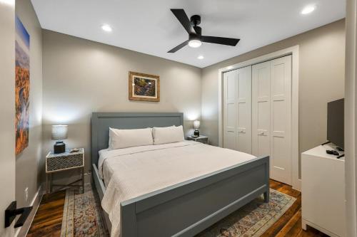 En eller flere senge i et værelse på Fantastic 2 Bedroom 2 Bath Condo