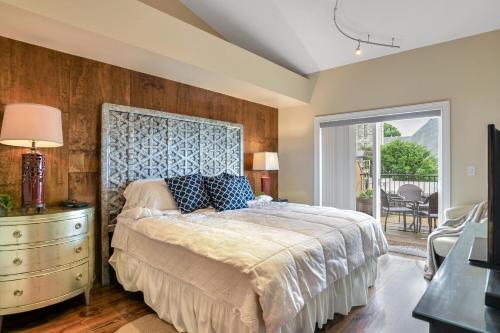 ein Schlafzimmer mit einem Bett und einer Holzwand in der Unterkunft Magnificent S and W Building Condo in Asheville