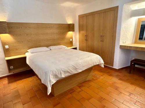 1 dormitorio con 1 cama grande y cabecero de madera en Villa Valentina, en Carvoeiro