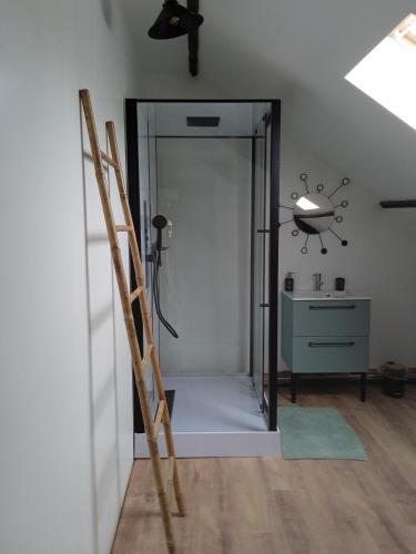 Cette chambre dispose d'une douche avec une porte en verre. dans l'établissement Entre Caps et Marais la FERME, à Alembon
