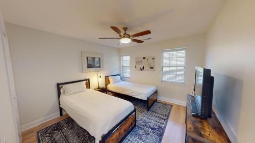 - une chambre avec un lit et une télévision à écran plat dans l'établissement Deluxe 2BR Villa amidst Pawleys Islands Fairway, à Pawleys Island