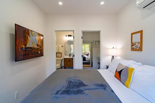 1 dormitorio blanco con 1 cama y una pintura en la pared en Fern House South Park Craftsman en San Diego