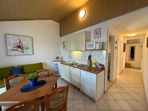 eine Küche und ein Wohnzimmer mit einem Tisch in der Unterkunft Apartments Marija in Lastovo